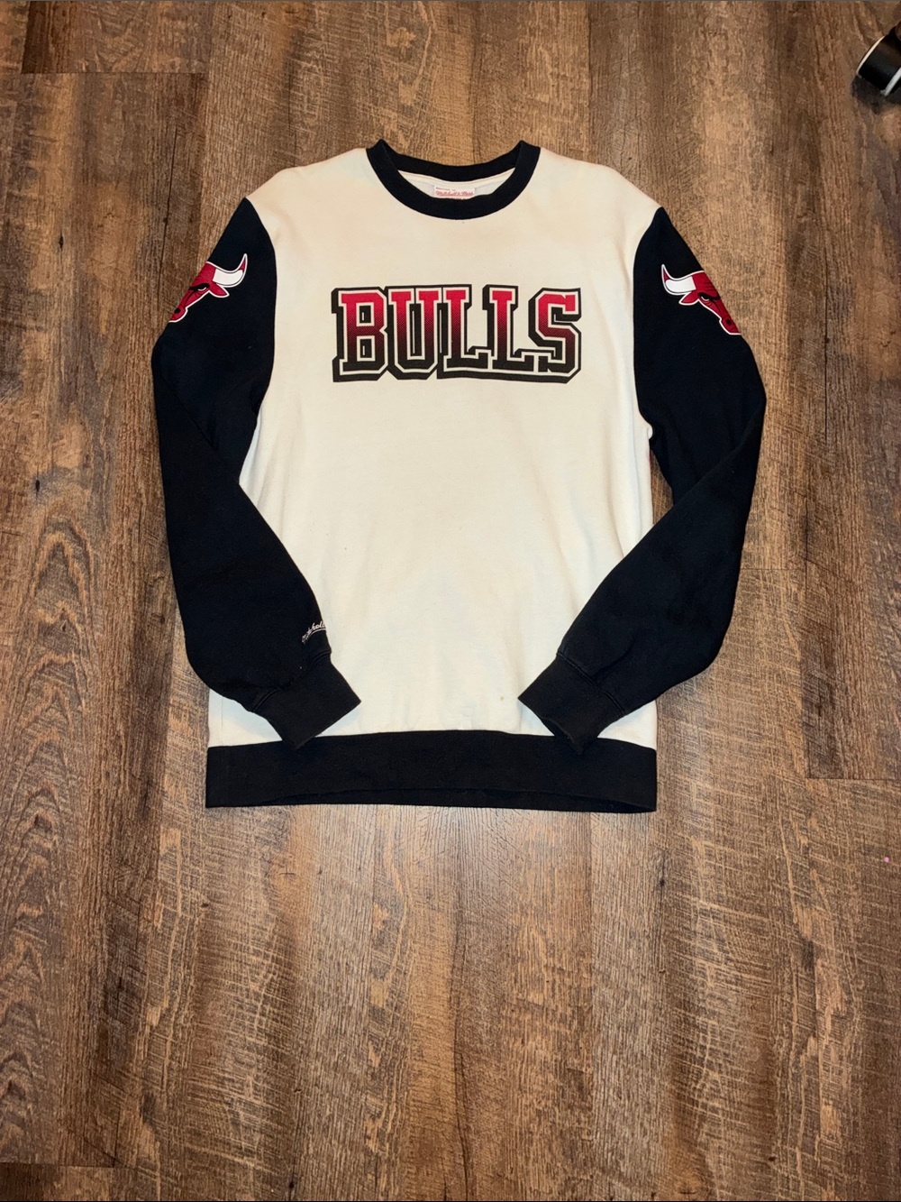 Mitchell & Ness Chicago Bulls White & Black Crewneck Sweater